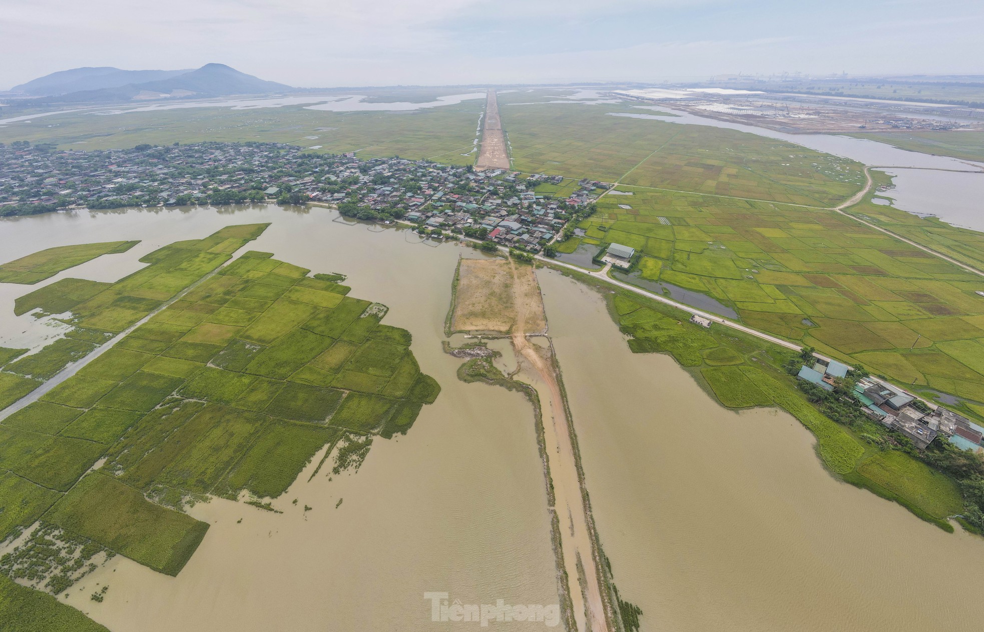 Lý do dự án đường nghìn tỷ ở Hà Tĩnh thi công 'nhảy cóc'- Ảnh 3. Lý do dự án đường nghìn tỷ ở Hà Tĩnh thi công 'nhảy cóc' - Ảnh 3.