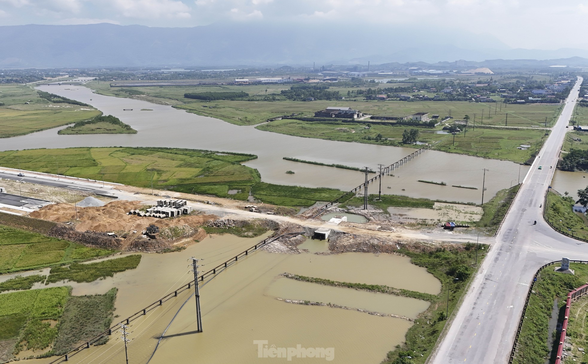 Lý do dự án đường nghìn tỷ ở Hà Tĩnh thi công 'nhảy cóc'- Ảnh 14. Lý do dự án đường nghìn tỷ ở Hà Tĩnh thi công 'nhảy cóc' - Ảnh 14.