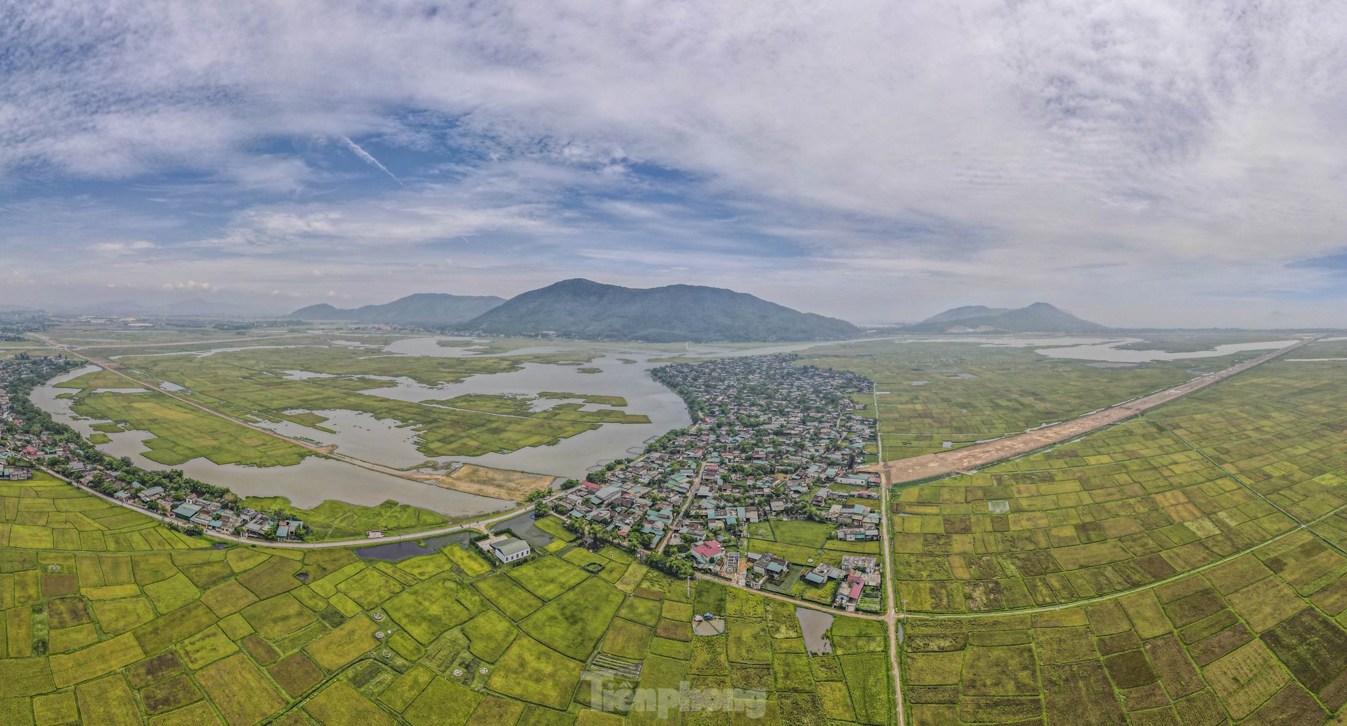 Lý do dự án đường nghìn tỷ ở Hà Tĩnh thi công 'nhảy cóc'- Ảnh 2. Lý do dự án đường nghìn tỷ ở Hà Tĩnh thi công 'nhảy cóc' - Ảnh 2.