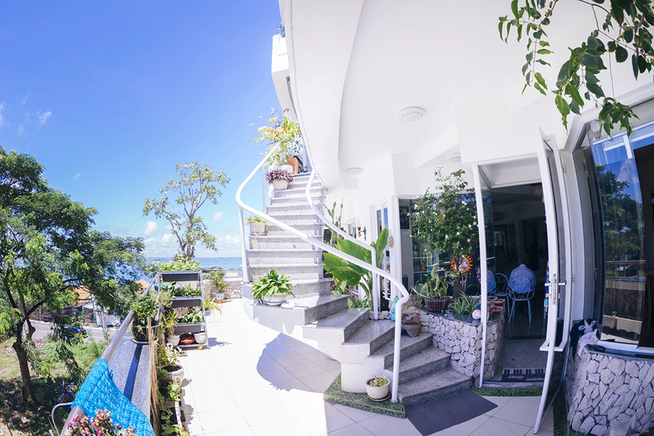 Nam nghệ sĩ sống ở biệt thự ven biển, gia đình toàn người nổi tiếng, U80 vẫn đang “tuổi yêu” - Ảnh 5.