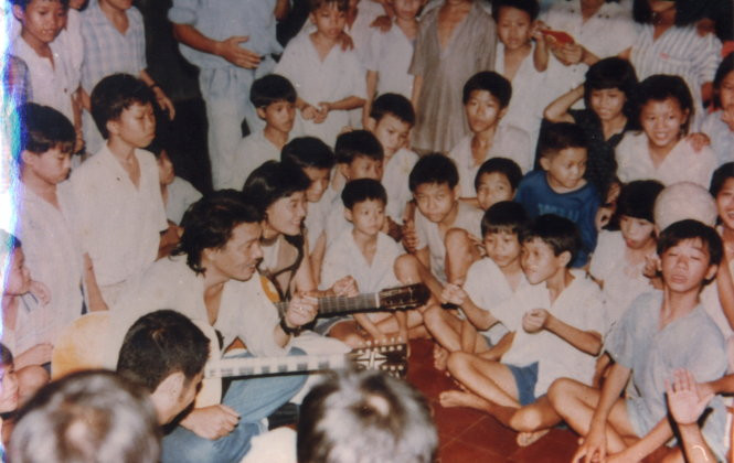 Nam nghệ sĩ sống ở biệt thự ven biển, gia đình toàn người nổi tiếng, U80 vẫn đang “tuổi yêu” - Ảnh 2.