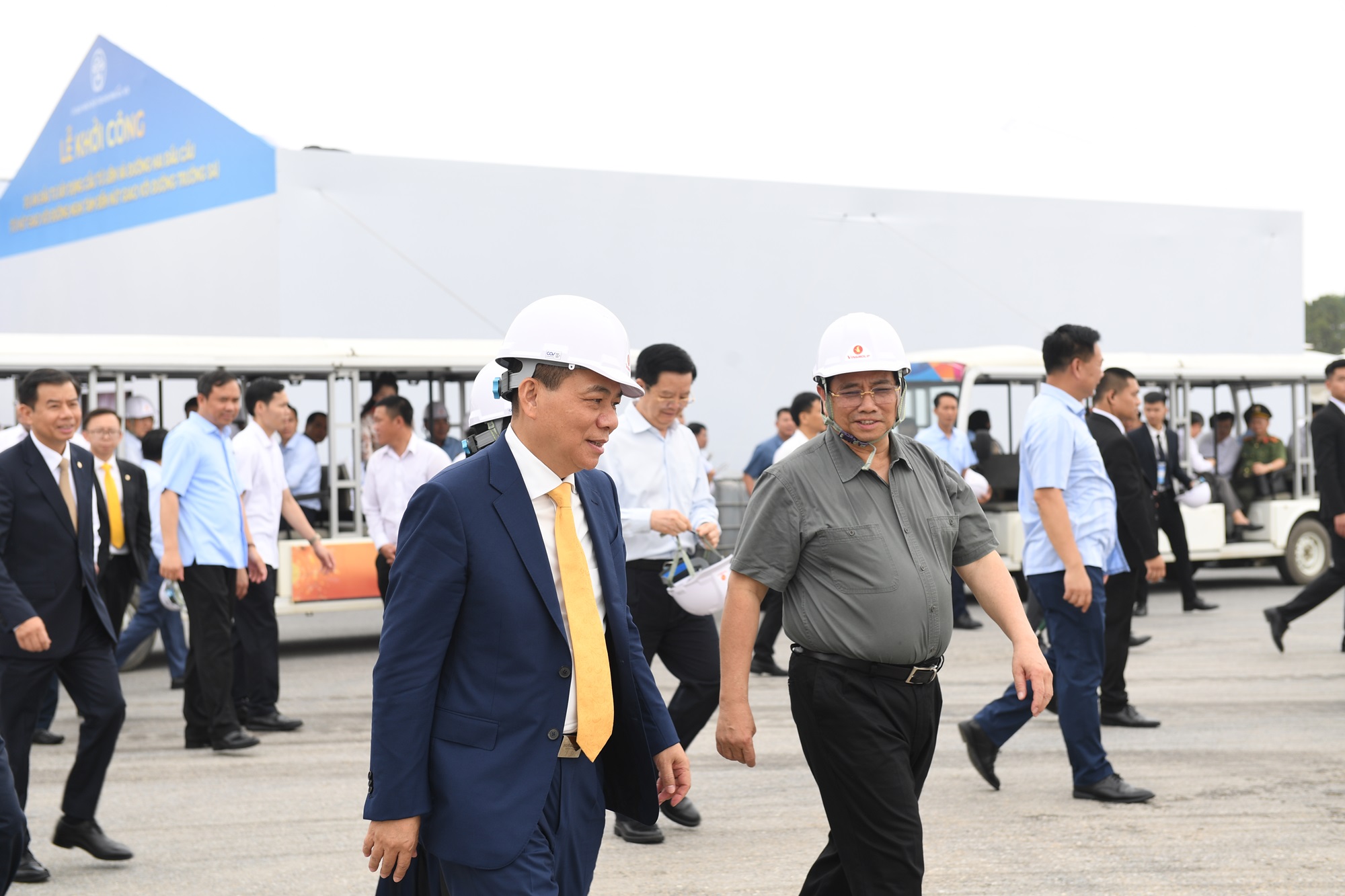 Ông Phạm Nhật Vượng tháp tùng Thủ tướng thăm TT triển lãm quốc gia: Mãn nhãn siêu dự án Top 10 thế giới - Ảnh 2.