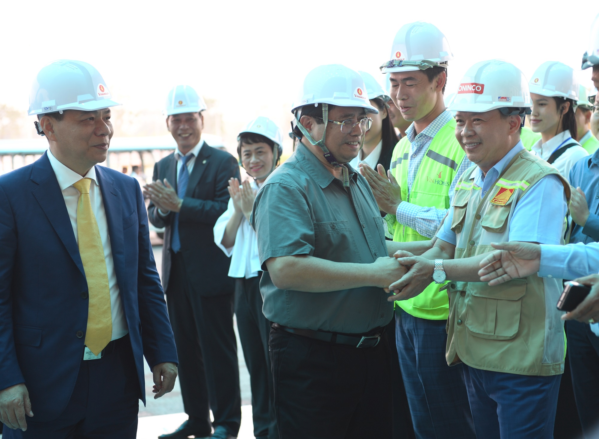 Ông Phạm Nhật Vượng tháp tùng Thủ tướng thăm TT triển lãm quốc gia: Mãn nhãn siêu dự án Top 10 thế giới - Ảnh 6.