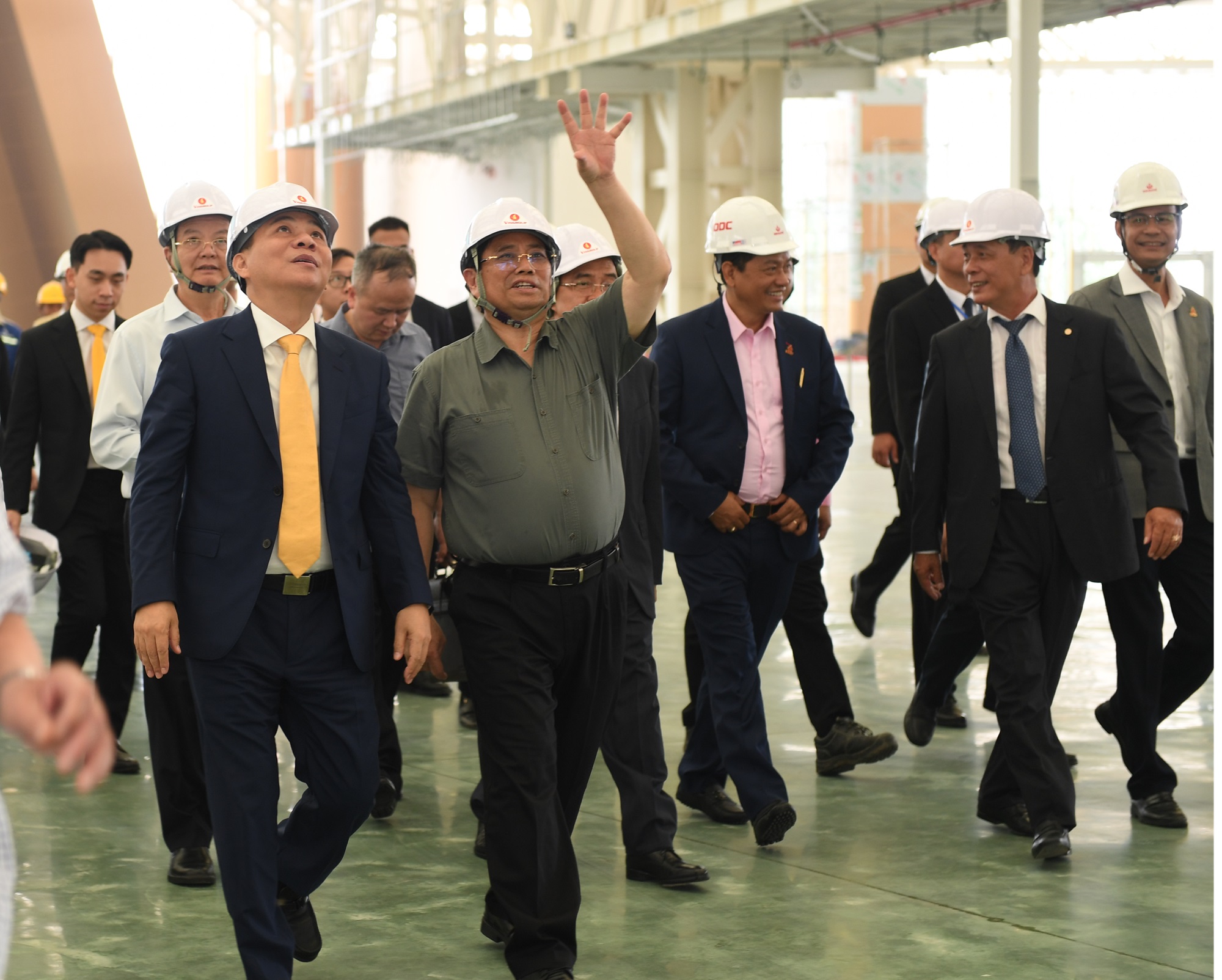 Ông Phạm Nhật Vượng tháp tùng Thủ tướng thăm TT triển lãm quốc gia: Mãn nhãn siêu dự án Top 10 thế giới - Ảnh 5.