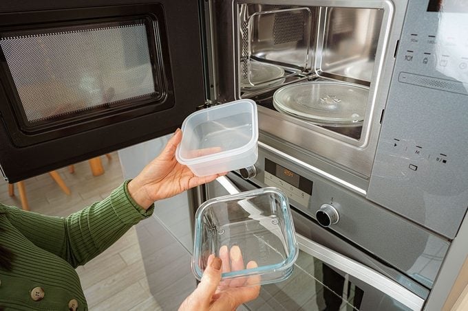Vì sao không nên cho đồ kim lọai vào lò vi sóng và những vật liệu an toàn? - Ảnh 3.