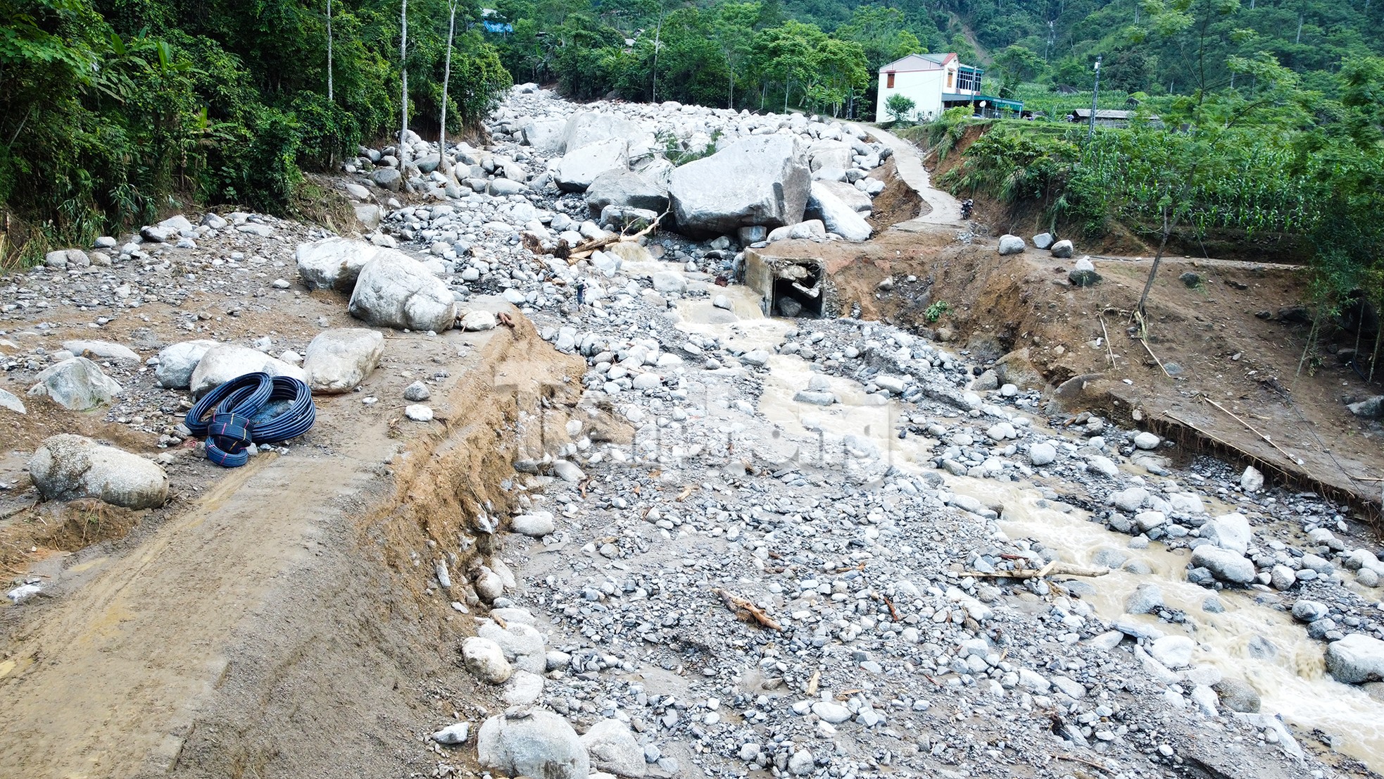 Lũ quét Bắc Kạn san phẳng nhà dân khiến 2 người thiệt mạng và nhiều người bị thương - Ảnh 1. Lũ quét Bắc Kạn san phẳng nhà dân khiến 2 người thiệt mạng và nhiều người bị thương - Ảnh 1.