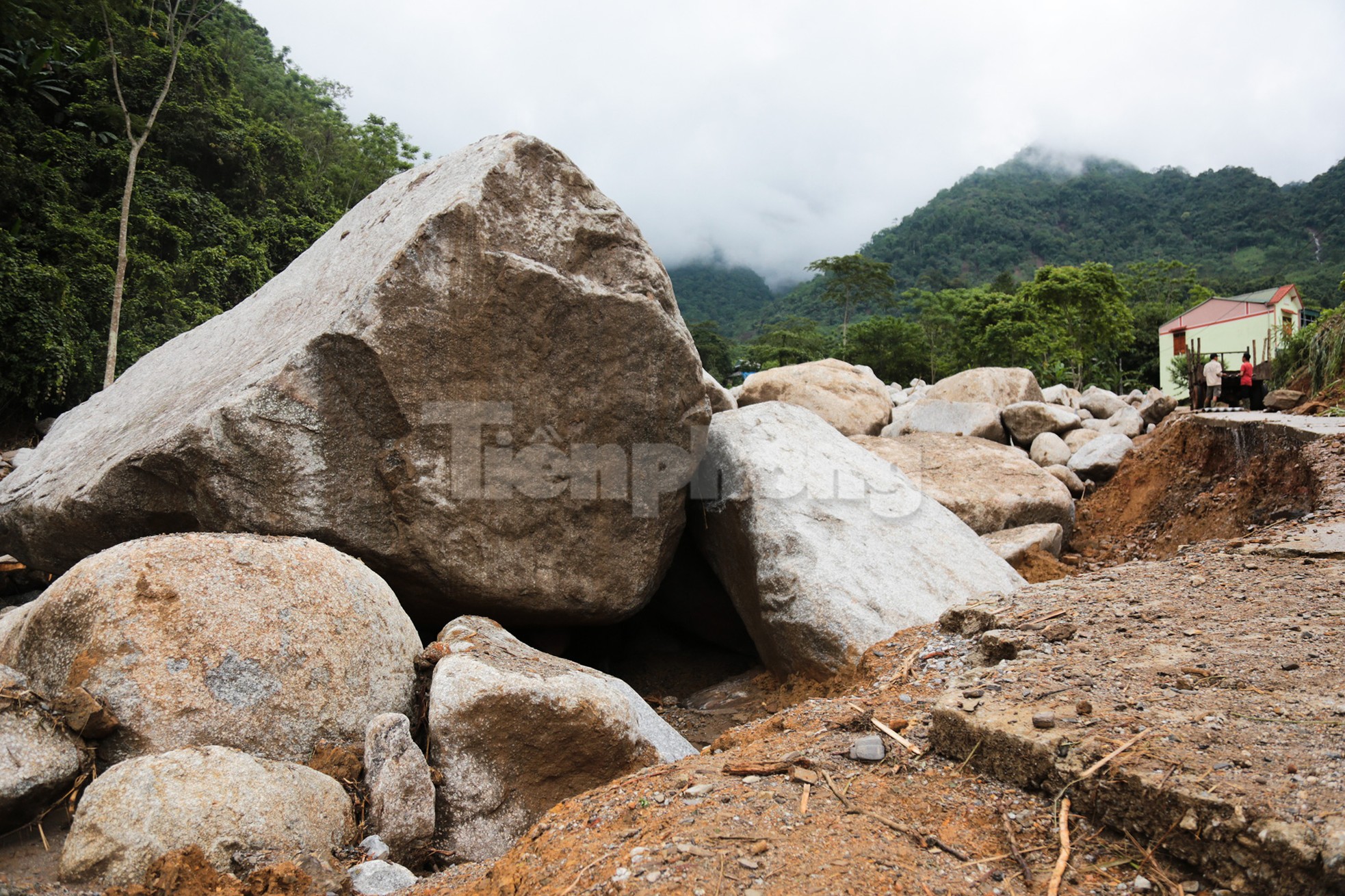 Lũ quét Bắc Kạn san phẳng nhà dân khiến 2 người thiệt mạng và nhiều người bị thương - Ảnh 2. Lũ quét Bắc Kạn san phẳng nhà dân khiến 2 người thiệt mạng và nhiều người bị thương - Ảnh 2.