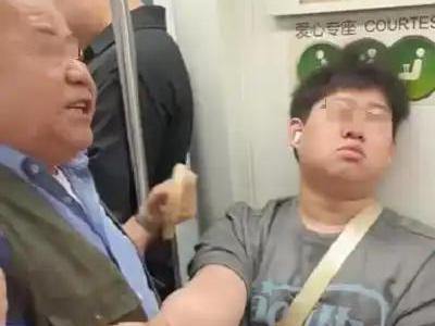 Xôn xao vụ thanh niên không nhường chỗ cho cụ già 83 tuổi trên tàu điện - Ảnh 2.