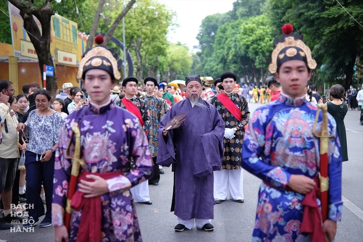 Khách Tây tham gia hoạt động ở Hoàng thành Thăng Long, nhận xét: "Ở Mỹ chúng tôi không thể làm điều này" - Ảnh 11.