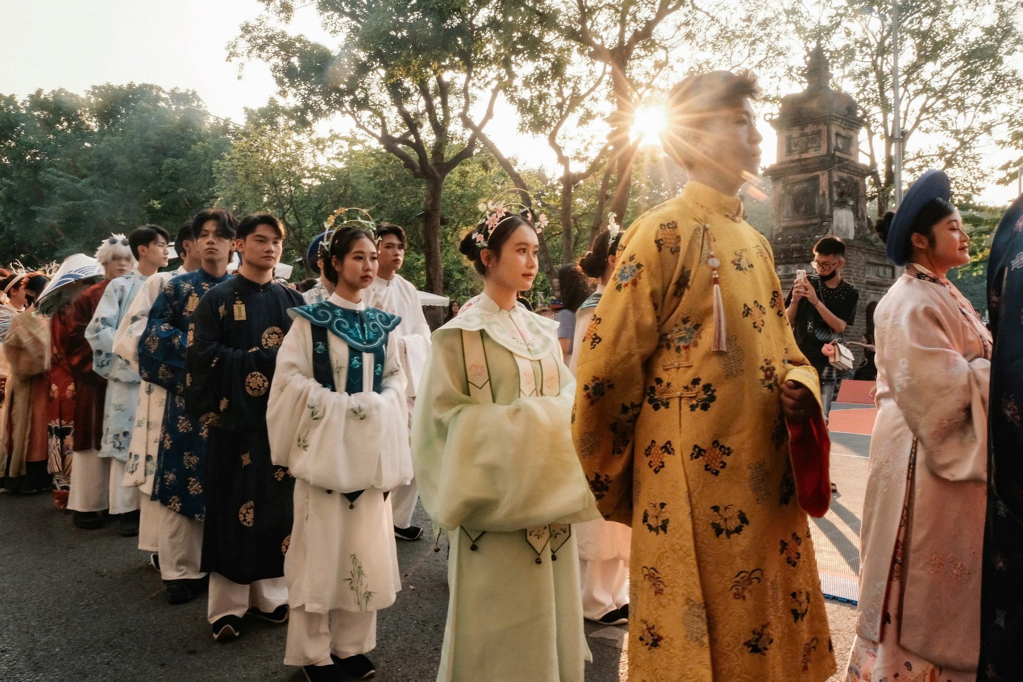 Khách Tây tham gia hoạt động ở Hoàng thành Thăng Long, nhận xét: "Ở Mỹ chúng tôi không thể làm điều này" - Ảnh 15.