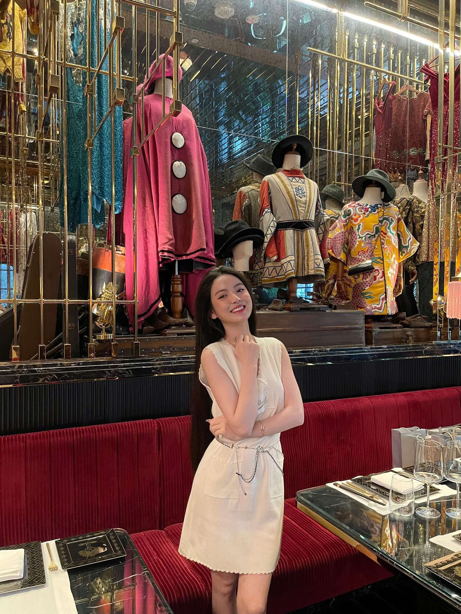 Chu Thanh Huyền ra ngoài diện Chanel sang chảnh, ở nhà mặc đồ ngủ chơi với con vẫn khiến dân tình "xin vía" nhan sắc - Ảnh 3. Chu Thanh Huyền ra ngoài diện Chanel sang chảnh, ở nhà mặc đồ ngủ chơi với con vẫn khiến dân tình "xin vía" nhan sắc - Ảnh 3.