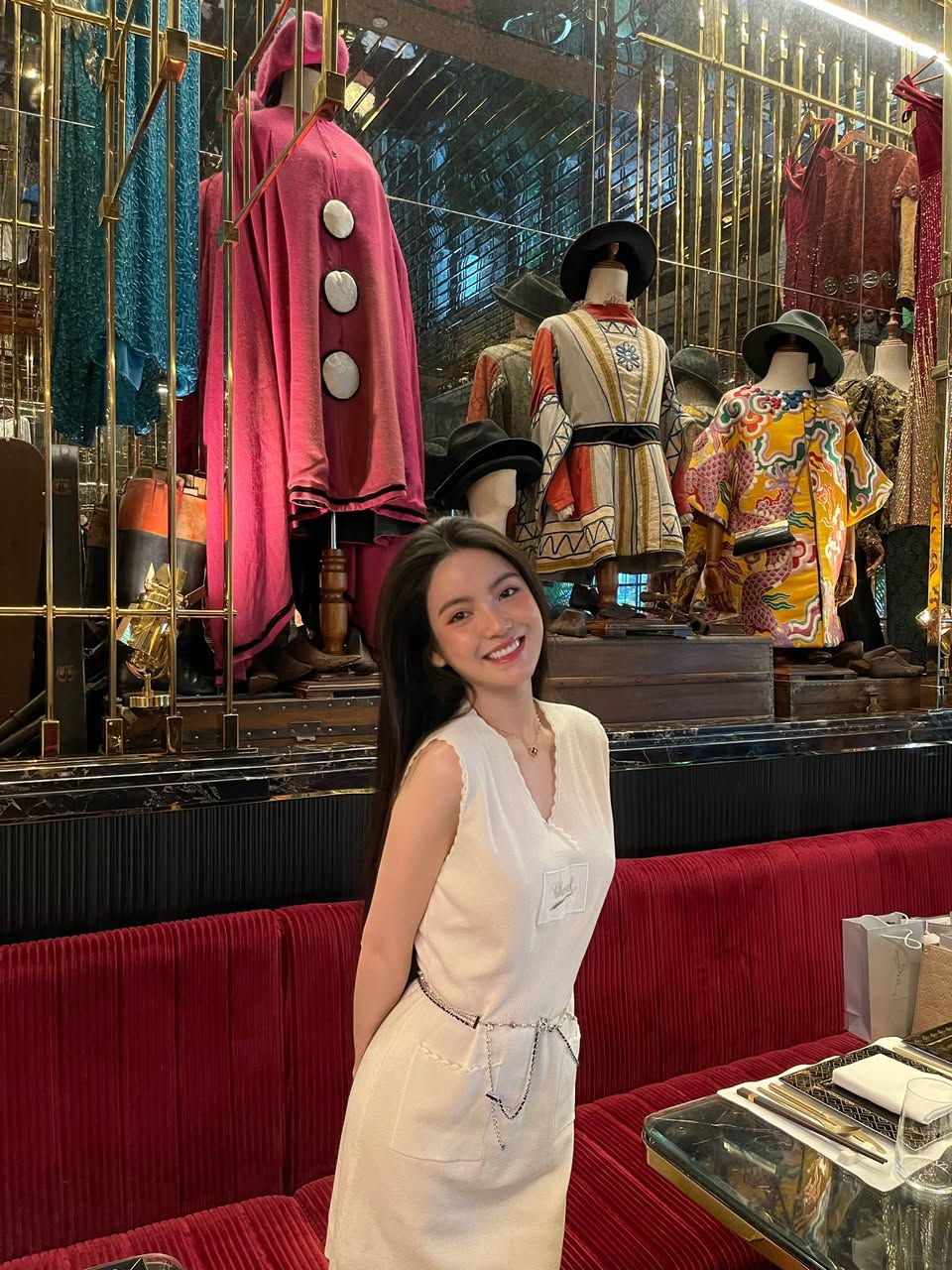 Chu Thanh Huyền ra ngoài diện Chanel sang chảnh, ở nhà mặc đồ ngủ chơi với con vẫn khiến dân tình "xin vía" nhan sắc - Ảnh 2. Chu Thanh Huyền ra ngoài diện Chanel sang chảnh, ở nhà mặc đồ ngủ chơi với con vẫn khiến dân tình "xin vía" nhan sắc - Ảnh 2.