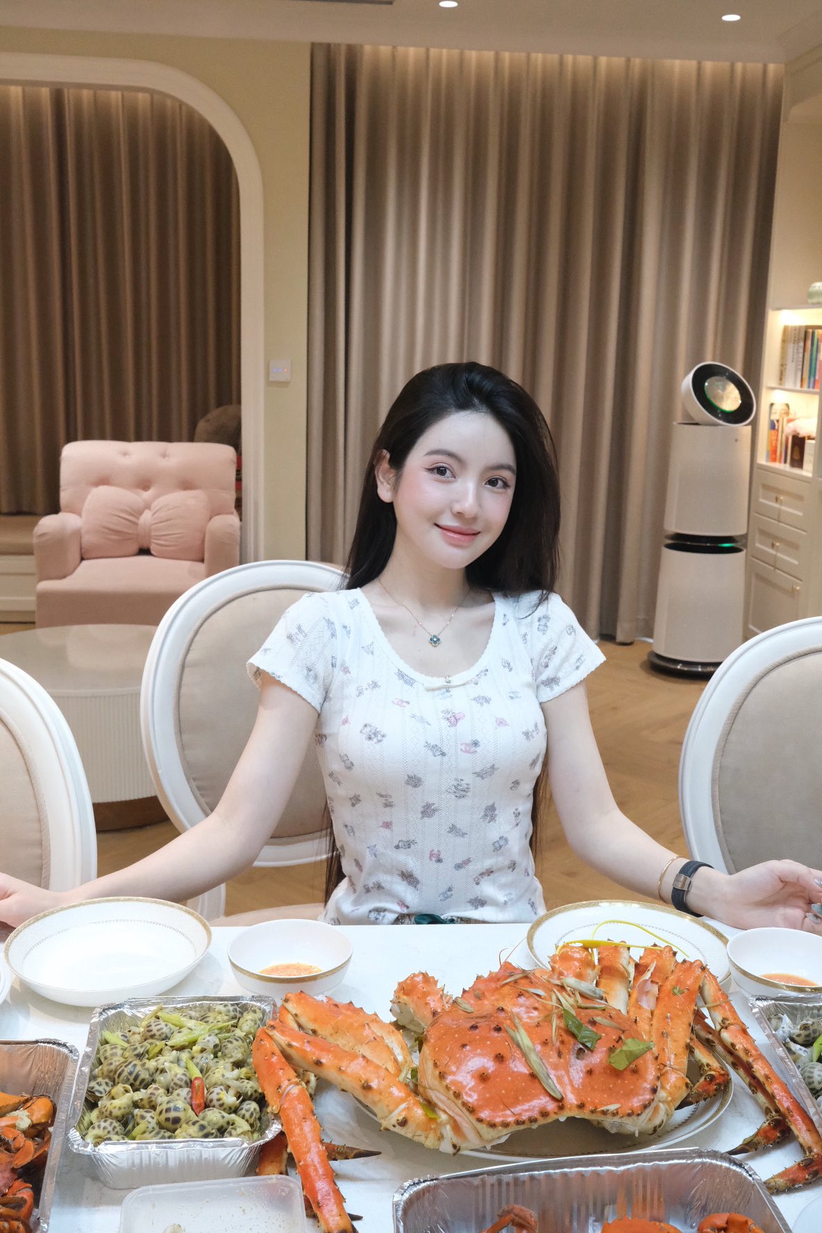Né Covid-19 ở Thái Lan, Chu Thanh Huyền cổ vũ Quang Hải từ xa vẫn sang chảnh hết nấc, nhà đẹp, món ngon phát mê!- Ảnh 2.