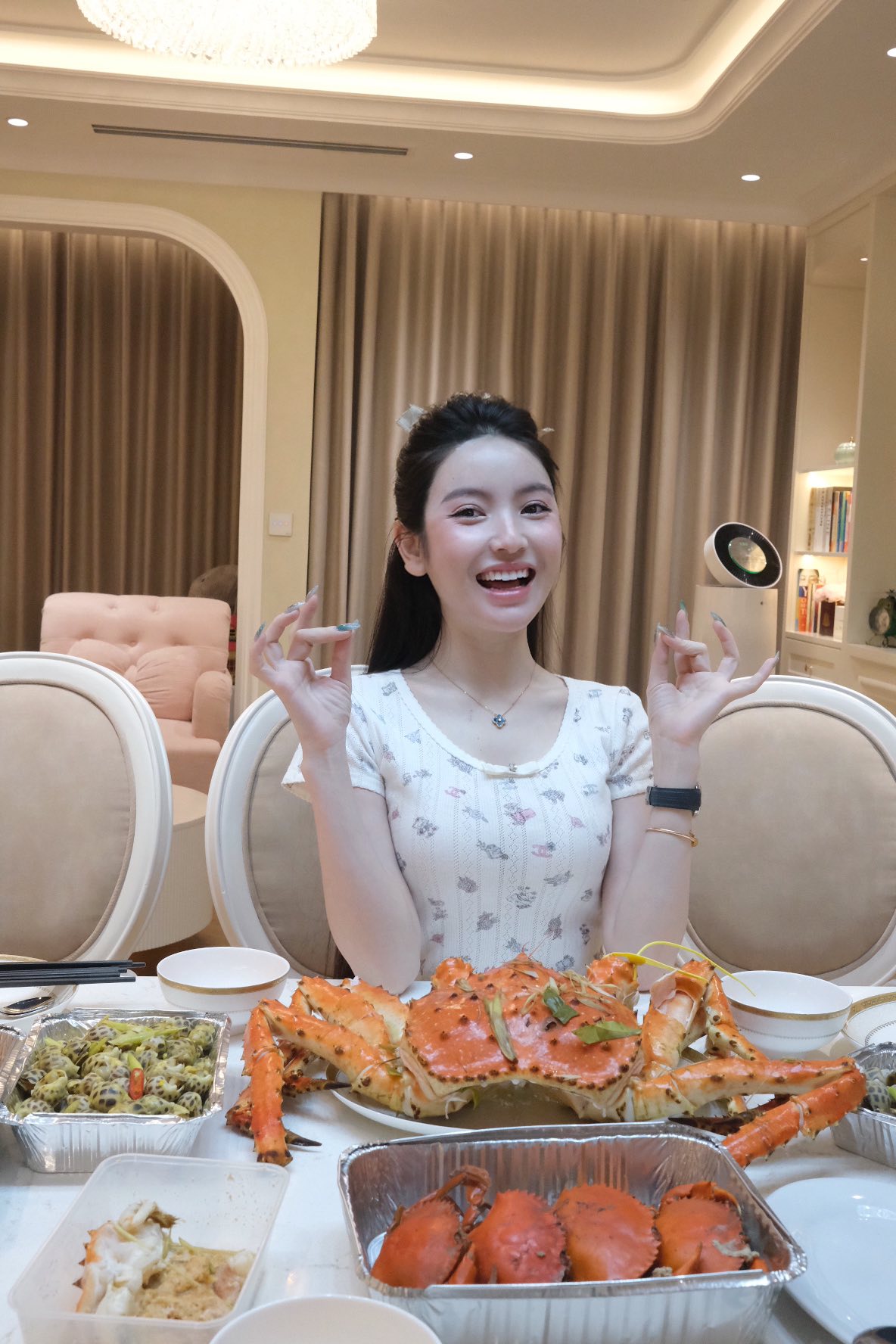 Né Covid-19 ở Thái Lan, Chu Thanh Huyền cổ vũ Quang Hải từ xa vẫn sang chảnh hết nấc, nhà đẹp, món ngon phát mê!- Ảnh 1.