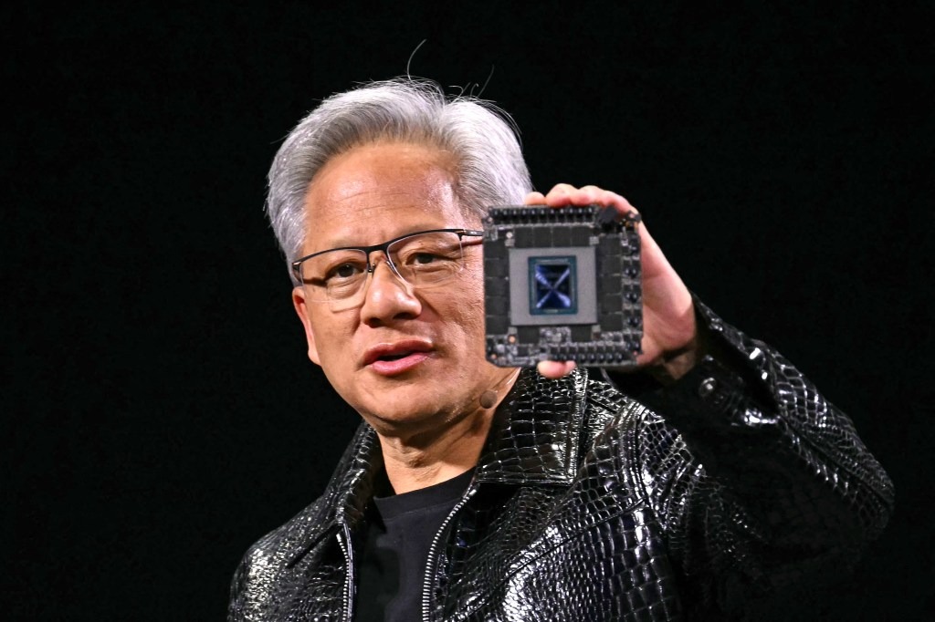 CEO NVIDIA khẳng định không tuồn chip AI sang Trung Quốc: “Hệ thống nặng 2 tấn, ai mà giấu được vào balo?” gettyimages 2192215566 1747799699644 17477996998651210943382