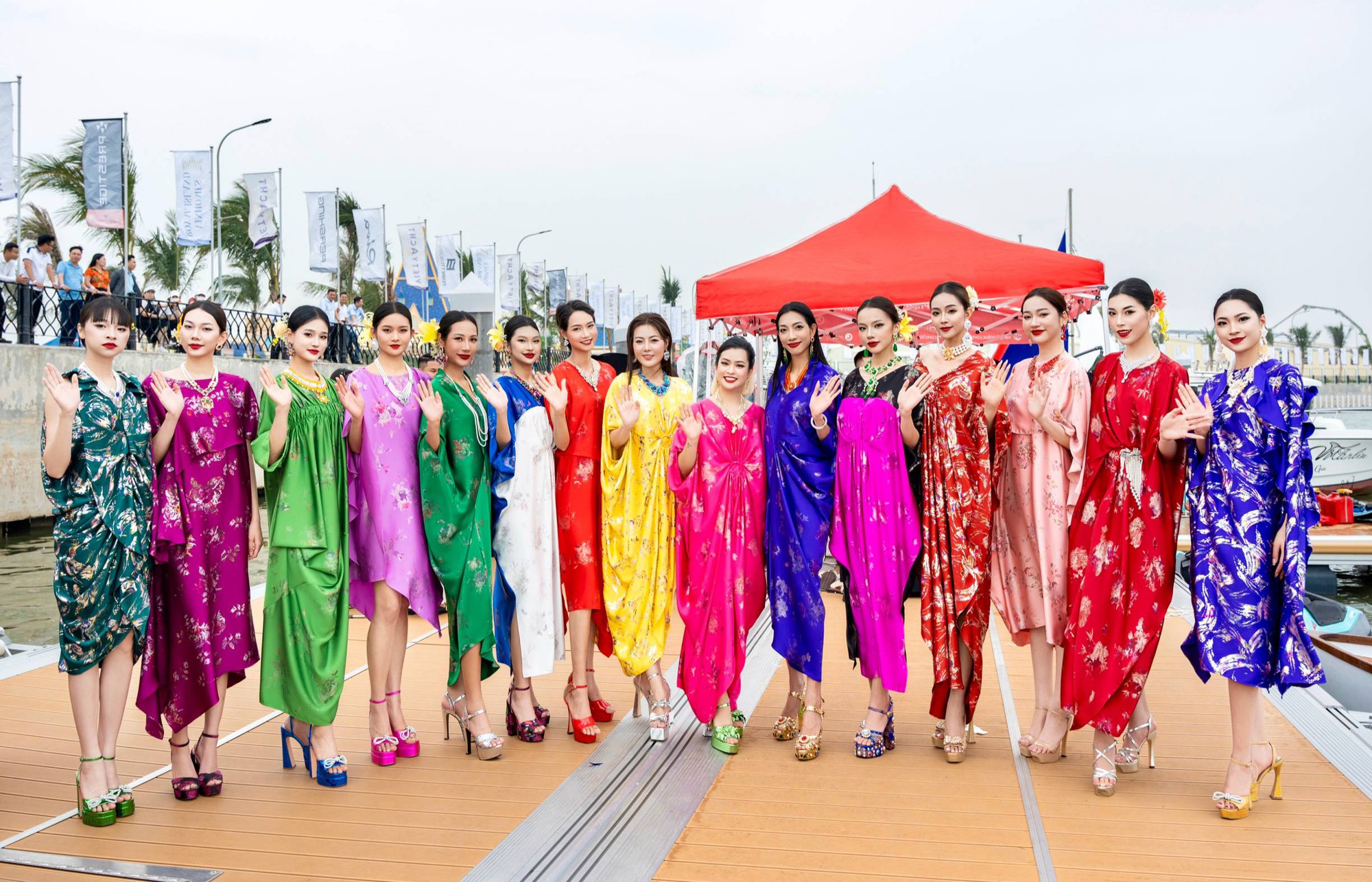 Hồ Lệ Thu diện đầm của Vũ Tường Vi, khoe vẻ đẹp quyến rũ ở tuổi ngoài 50- Ảnh 1. Hồ Lệ Thu diện đầm của Vũ Tường Vi, khoe vẻ đẹp quyến rũ ở tuổi ngoài 50- Ảnh 1.