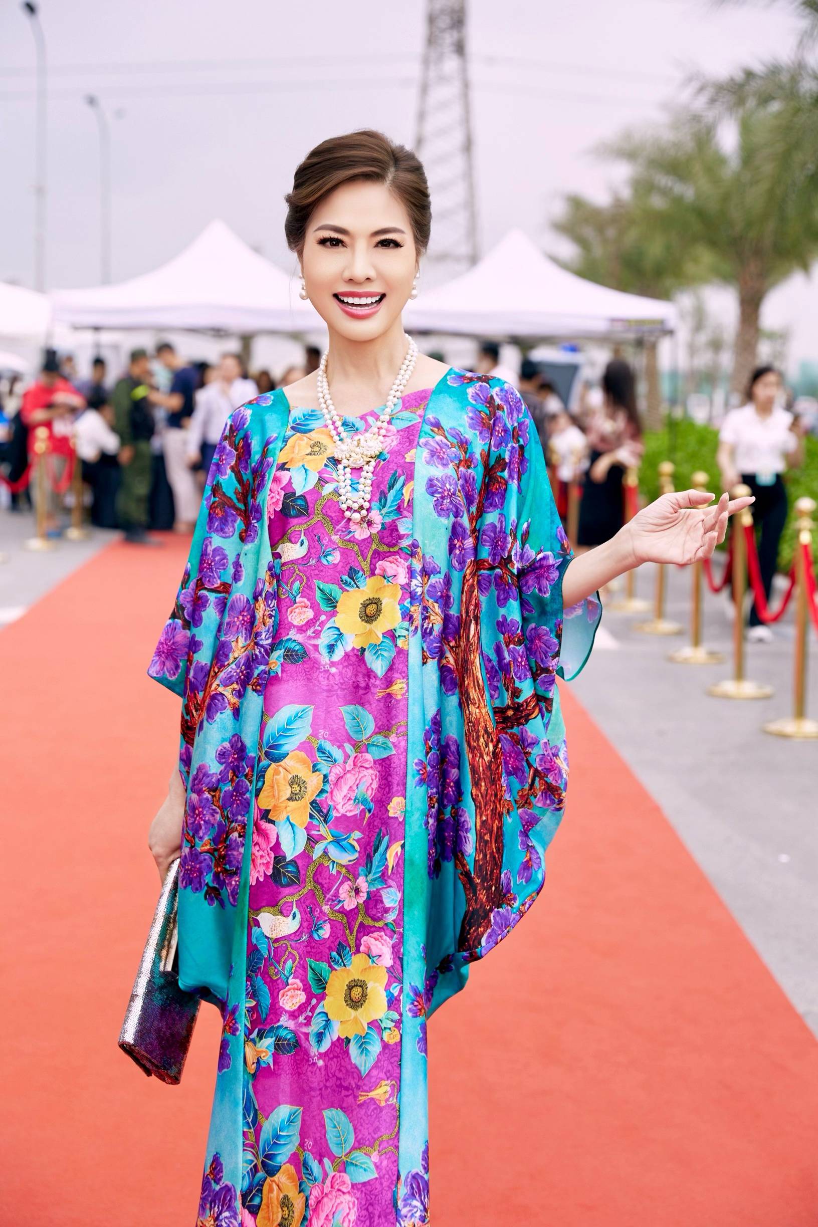 Hồ Lệ Thu diện đầm của Vũ Tường Vi, khoe vẻ đẹp quyến rũ ở tuổi ngoài 50- Ảnh 4. Hồ Lệ Thu diện đầm của Vũ Tường Vi, khoe vẻ đẹp quyến rũ ở tuổi ngoài 50- Ảnh 4.
