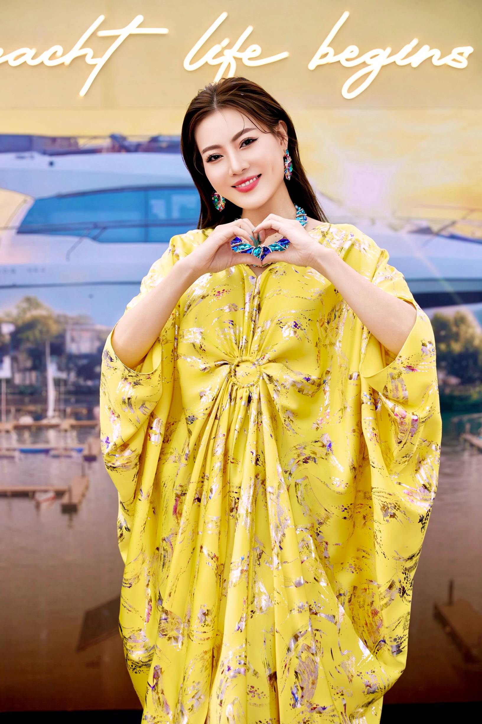 Hồ Lệ Thu diện đầm của Vũ Tường Vi, khoe vẻ đẹp quyến rũ ở tuổi ngoài 50- Ảnh 3. Hồ Lệ Thu diện đầm của Vũ Tường Vi, khoe vẻ đẹp quyến rũ ở tuổi ngoài 50- Ảnh 3.