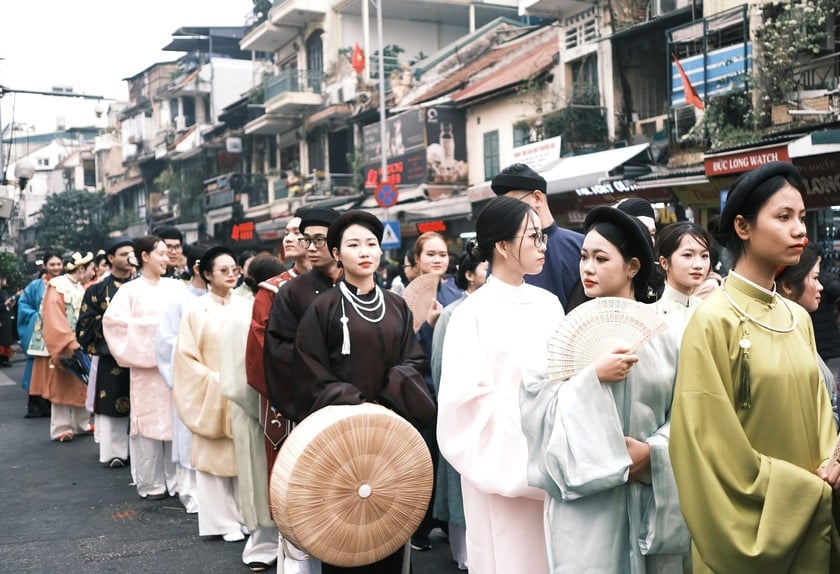 Khách Tây tham gia hoạt động ở Hoàng thành Thăng Long, nhận xét: "Ở Mỹ chúng tôi không thể làm điều này" - Ảnh 13.