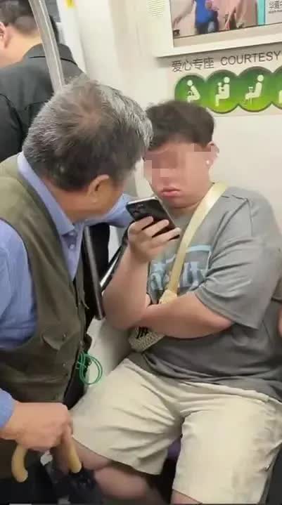 Xôn xao vụ thanh niên không nhường chỗ cho cụ già 83 tuổi trên tàu điện - Ảnh 1.