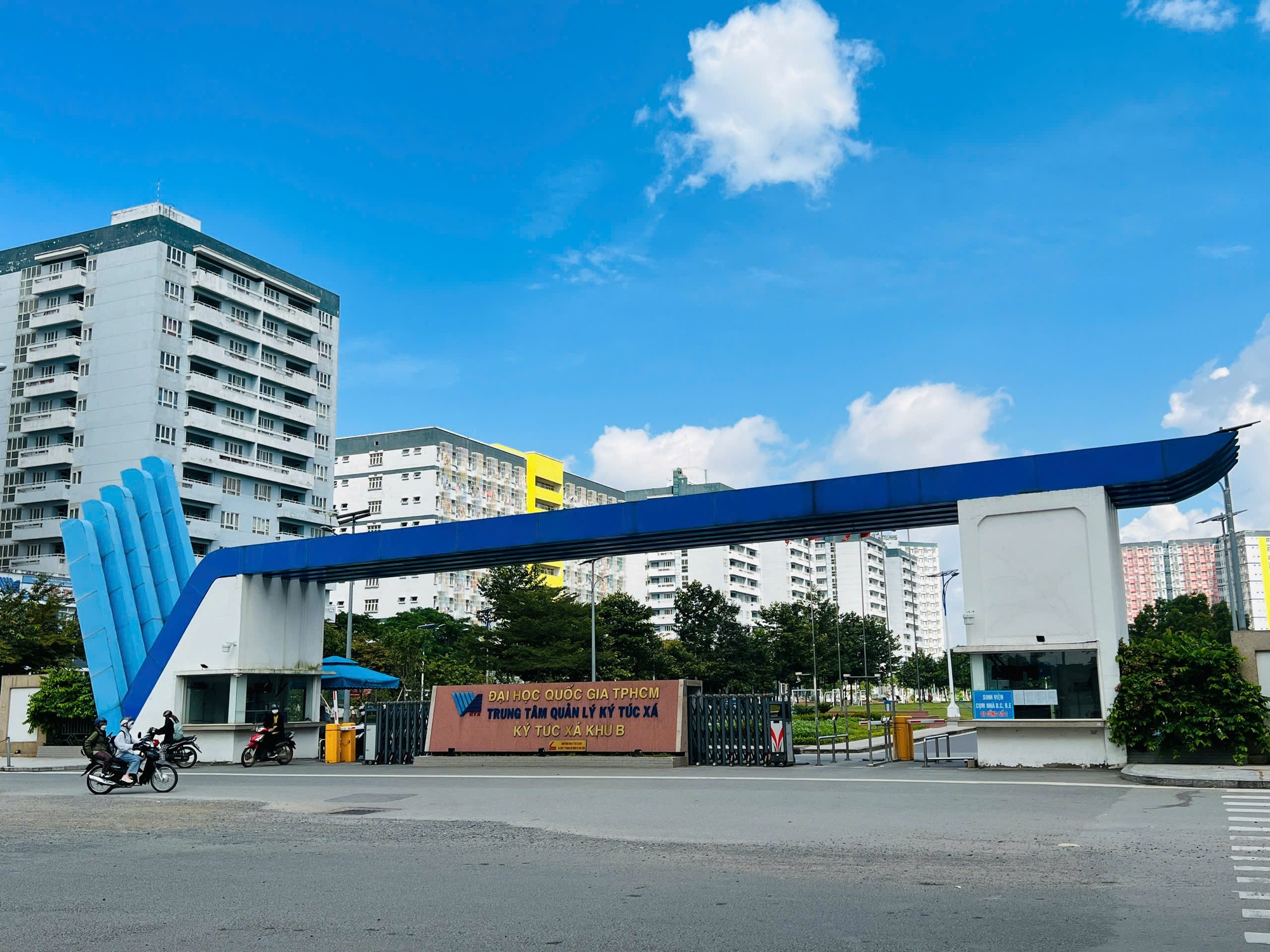 Nam sinh viên rơi từ sân thượng Đại học Quốc gia TP HCM tử vong đầy đau lòng - Ảnh 1. Nam sinh viên rơi từ sân thượng Đại học Quốc gia TP HCM tử vong đầy đau lòng - Ảnh 1.