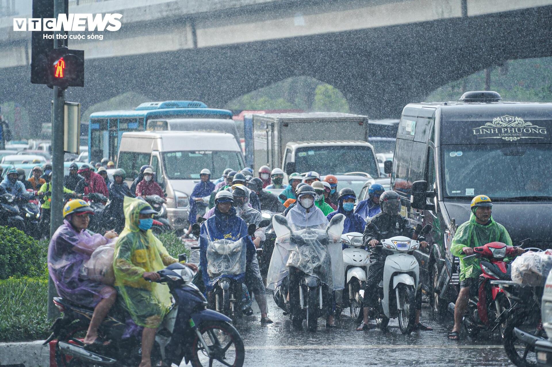Mưa lớn khiến Hà Nội ngập úng , người dân bì bõm lội nước dắt xe - Ảnh 1.