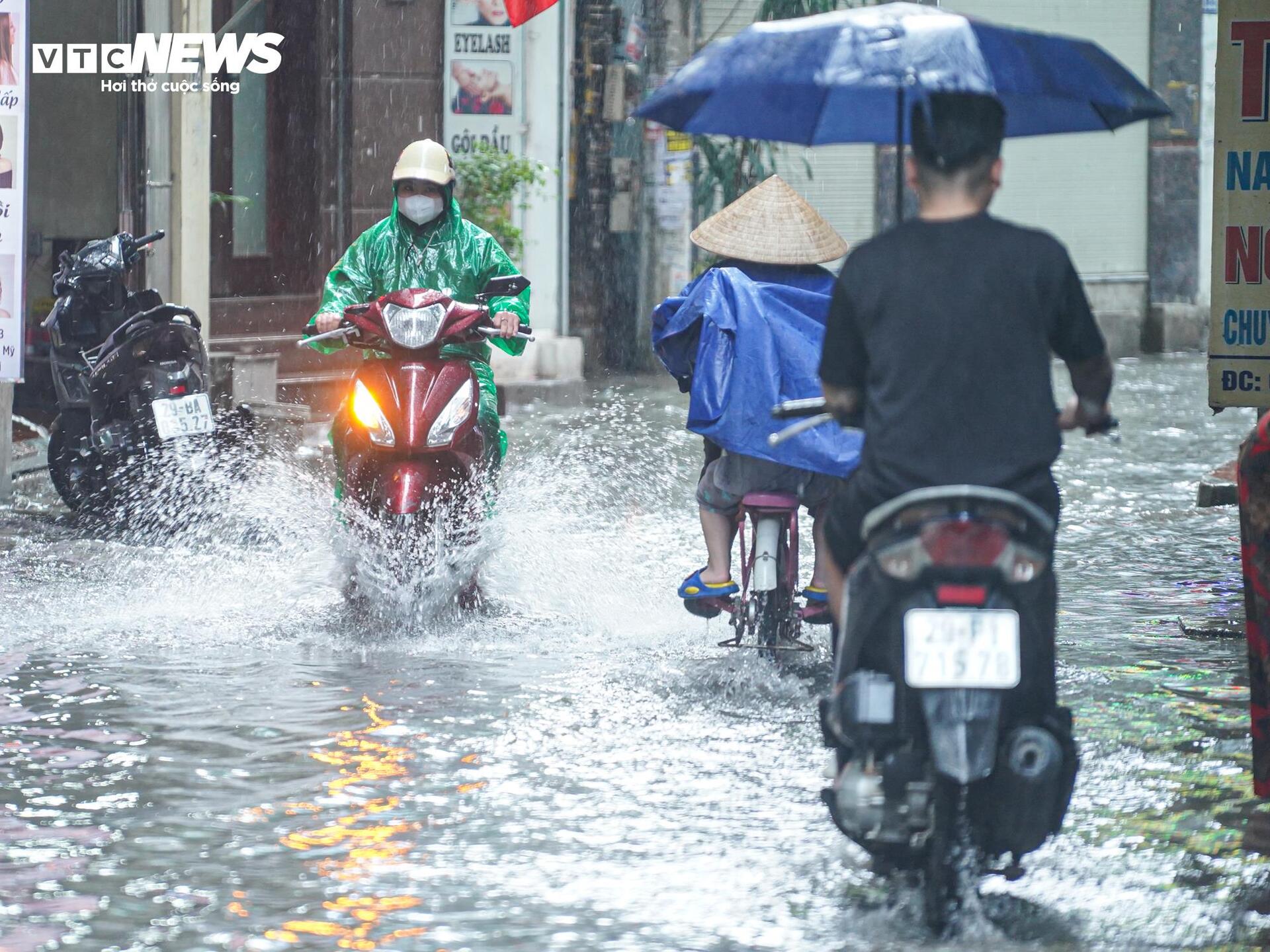 Mưa lớn khiến Hà Nội ngập úng , người dân bì bõm lội nước dắt xe - Ảnh 2.