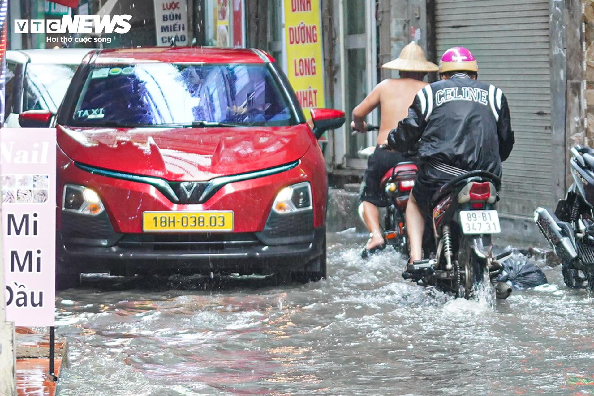 Mưa lớn khiến Hà Nội ngập úng , người dân bì bõm lội nước dắt xe - Ảnh 7.