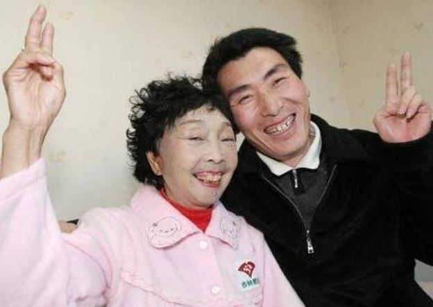 Muốn cưới ch&agrave;ng trai 25 tuổi, b&agrave; l&atilde;o 60 tuổi chấp nhận đau đớn l&agrave;m việc n&agrave;y- Ảnh 1.