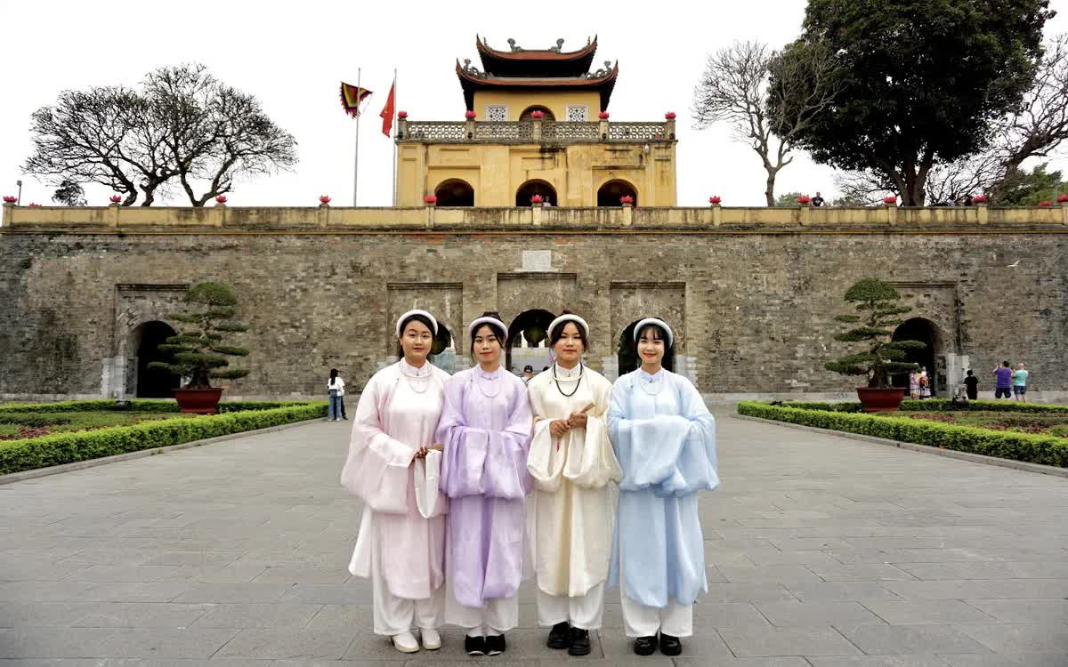 Khách Tây tham gia hoạt động ở Hoàng thành Thăng Long, nhận xét: "Ở Mỹ chúng tôi không thể làm điều này" - Ảnh 2.