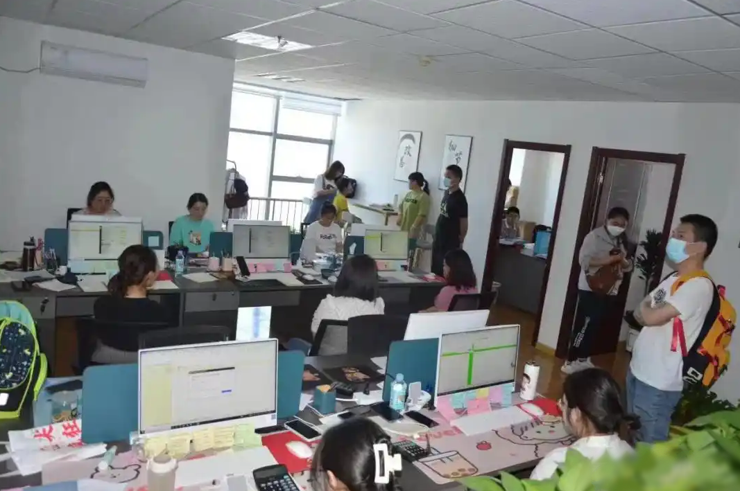 Tịch thu 38 kg vàng, trị giá 53 tỷ đồng trong căn nhà của cặp vợ chồng chuyên bán hàng livestream - Ảnh 1.