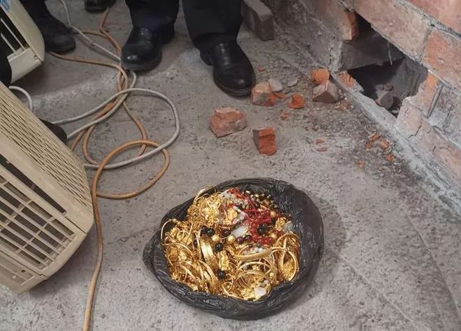 Phát hiện 5kg vàng trị giá 5,7 tỷ đồng giấu trong tường nhà thuê - Ảnh 1. Phát hiện 5kg vàng trị giá 5,7 tỷ đồng giấu trong tường nhà thuê - Ảnh 1.