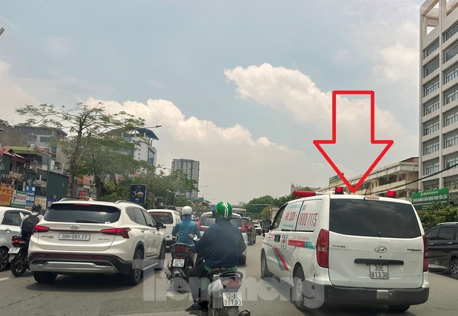Cận cảnh Tình trạng taxi làm mờ biển số để trốn phạt nguội Tại bệnh viện Bạch Mai - Ảnh 1. Cận cảnh Tình trạng taxi làm mờ biển số để trốn phạt nguội Tại bệnh viện Bạch Mai - Ảnh 1.