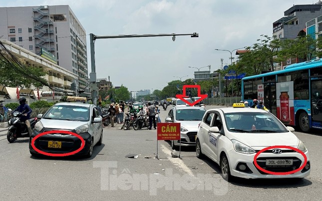 Cận cảnh Tình trạng taxi làm mờ biển số để trốn phạt nguội Tại bệnh viện Bạch Mai - Ảnh 2. Cận cảnh Tình trạng taxi làm mờ biển số để trốn phạt nguội Tại bệnh viện Bạch Mai - Ảnh 2.
