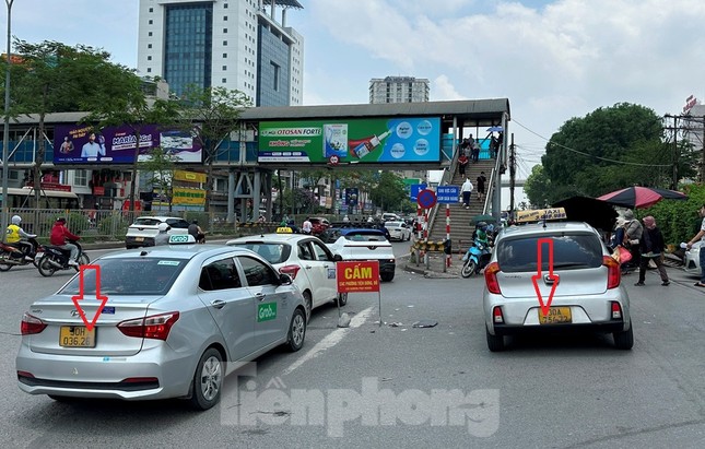 Cận cảnh Tình trạng taxi làm mờ biển số để trốn phạt nguội Tại bệnh viện Bạch Mai - Ảnh 3. Cận cảnh Tình trạng taxi làm mờ biển số để trốn phạt nguội Tại bệnh viện Bạch Mai - Ảnh 3.