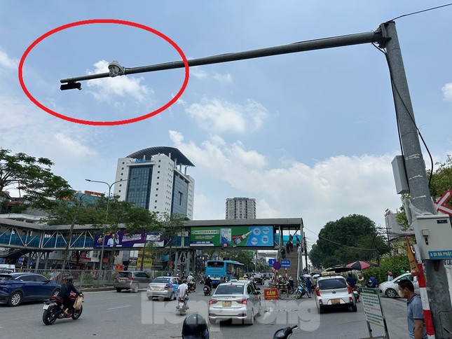 Cận cảnh Tình trạng taxi làm mờ biển số để trốn phạt nguội Tại bệnh viện Bạch Mai - Ảnh 4. Cận cảnh Tình trạng taxi làm mờ biển số để trốn phạt nguội Tại bệnh viện Bạch Mai - Ảnh 4.