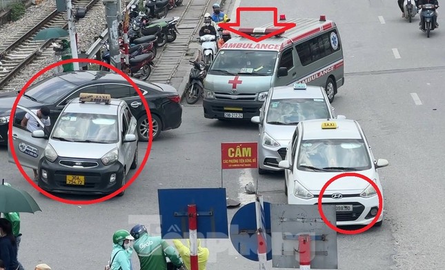 Cận cảnh Tình trạng taxi làm mờ biển số để trốn phạt nguội Tại bệnh viện Bạch Mai - Ảnh 5. Cận cảnh Tình trạng taxi làm mờ biển số để trốn phạt nguội Tại bệnh viện Bạch Mai - Ảnh 5.