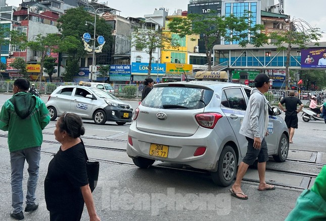 Cận cảnh Tình trạng taxi làm mờ biển số để trốn phạt nguội Tại bệnh viện Bạch Mai - Ảnh 6. Cận cảnh Tình trạng taxi làm mờ biển số để trốn phạt nguội Tại bệnh viện Bạch Mai - Ảnh 6.