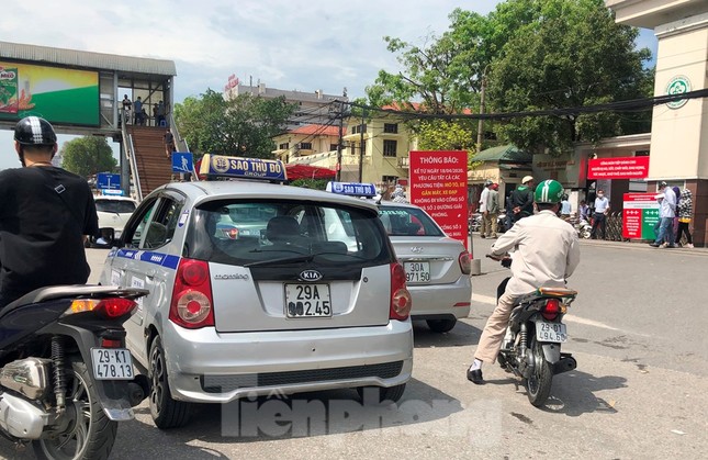 Cận cảnh Tình trạng taxi làm mờ biển số để trốn phạt nguội Tại bệnh viện Bạch Mai - Ảnh 7. Cận cảnh Tình trạng taxi làm mờ biển số để trốn phạt nguội Tại bệnh viện Bạch Mai - Ảnh 7.