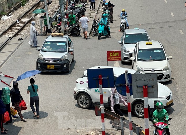 Cận cảnh Tình trạng taxi làm mờ biển số để trốn phạt nguội Tại bệnh viện Bạch Mai - Ảnh 8. Cận cảnh Tình trạng taxi làm mờ biển số để trốn phạt nguội Tại bệnh viện Bạch Mai - Ảnh 8.