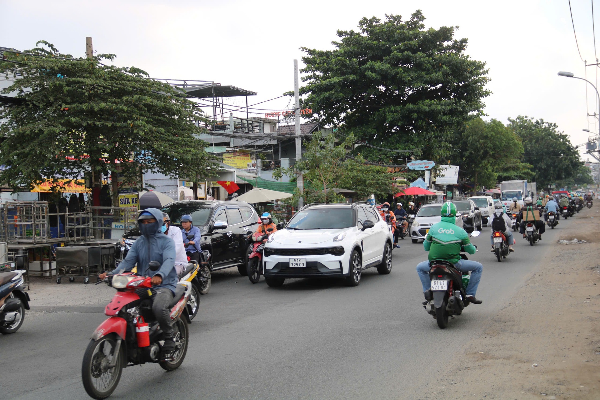 Đường Phạm Văn Bạch: 20 năm mặt bằng chưa xong, đường thành chợ - Ảnh 6.