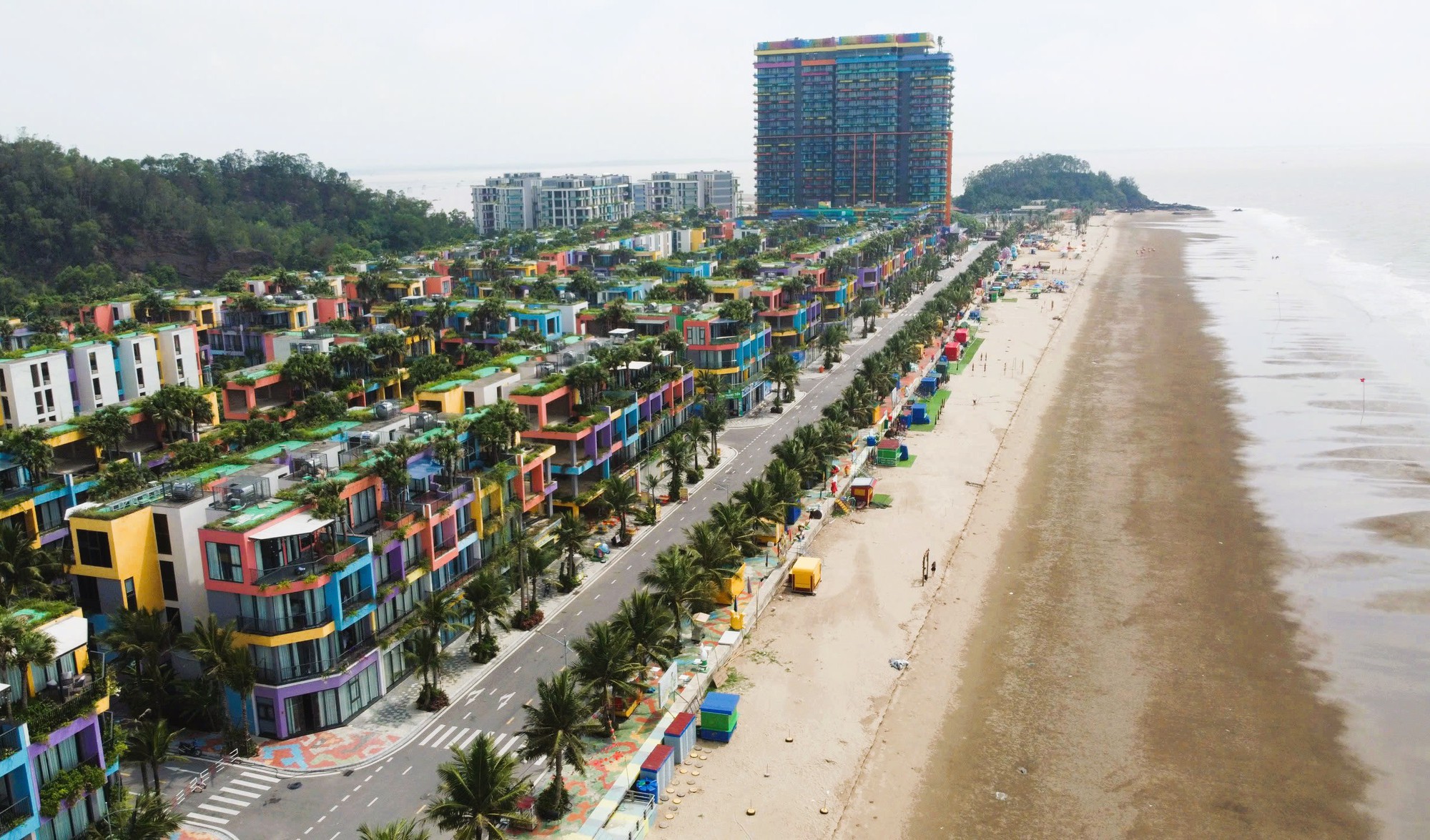 Chính quyền thanh hóa tháo dỡ lều quán trái phép tại bãi biển Hải Tiến - Ảnh 2.