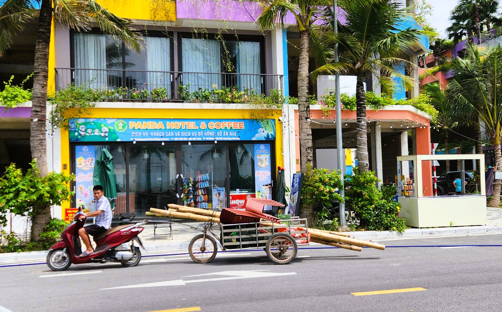 Chính quyền thanh hóa tháo dỡ lều quán trái phép tại bãi biển Hải Tiến - Ảnh 5.