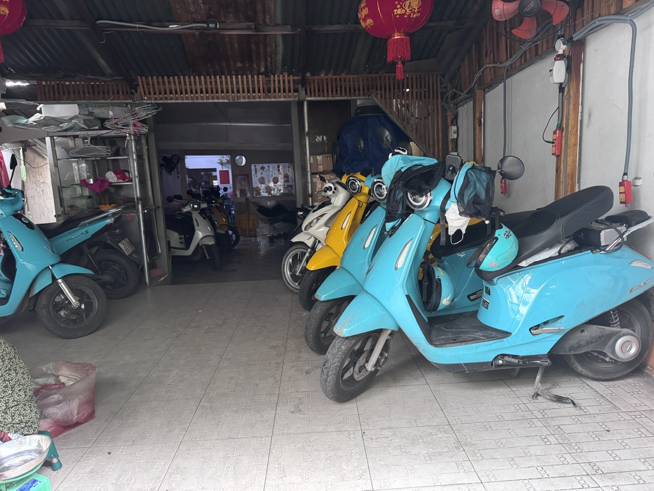 Nhiều quán cà phê, quán ăn ở TP HCM trở thành điểm sạc xe máy điện- Ảnh 1.
