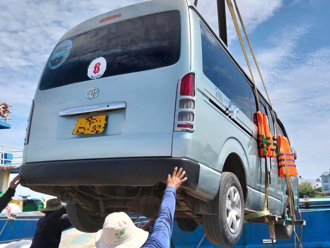 Chi tiền triệu, thuê tàu đưa ô tô ‘vượt biển’ vào đất liền để đăng kiểm - Ảnh 1.