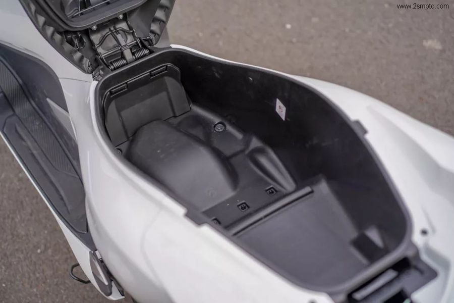 Đánh giá sâu về Honda PCX 2025: Thiết kế trẻ trung, công nghệ thông minh và hiệu suất ổn định- Ảnh 6. Đánh giá sâu về Honda PCX 2025: Thiết kế trẻ trung, công nghệ thông minh và hiệu suất ổn định- Ảnh 6.