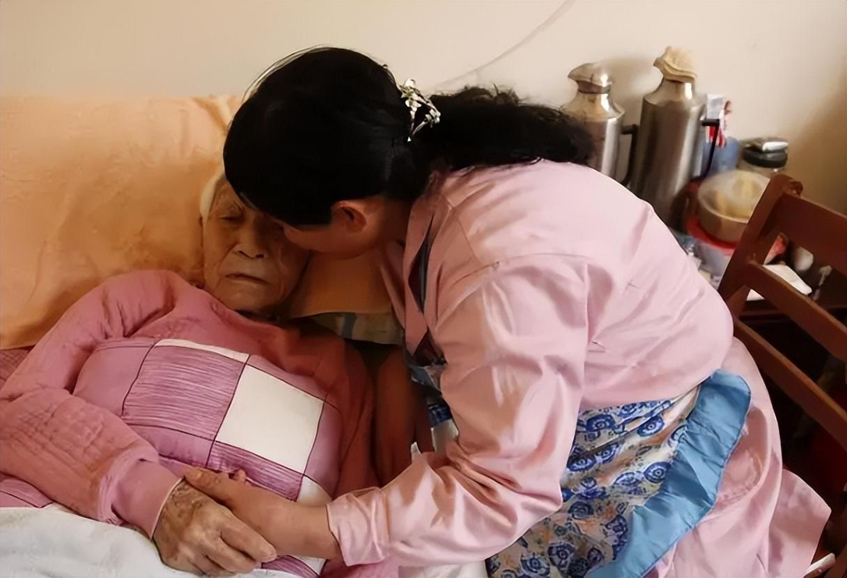 Mẹ chồng luôn so sánh tôi với con dâu cũ, cho tới lần ở bệnh viện, tôi thì thầm vài câu khiến hôm sau bà thốt lên lời xin lỗi- Ảnh 1.