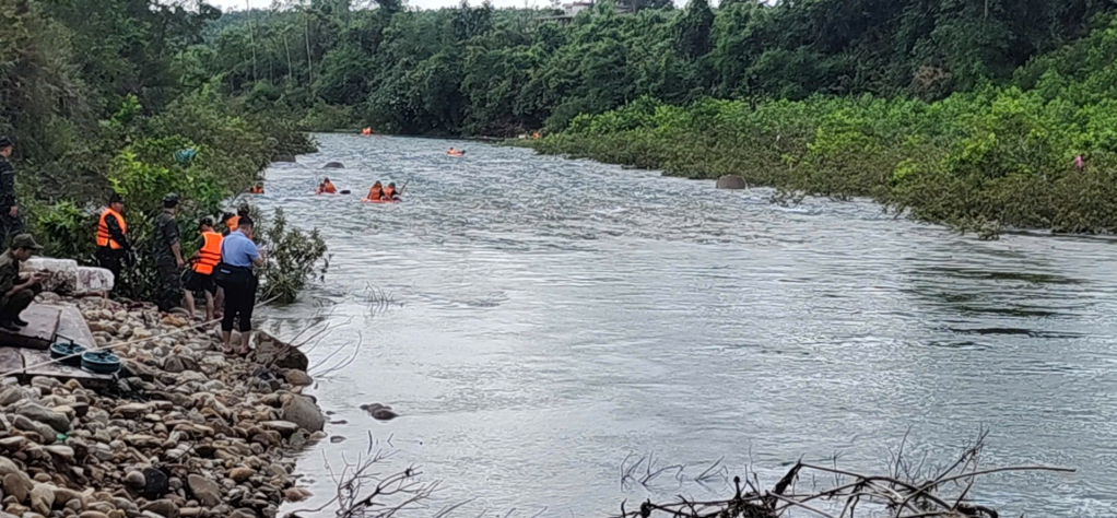 Hoa hậu Thùy Tiên bị bắt vì tham gia sản xuất kẹo giả Kera - Ảnh 1. Hoa hậu Thùy Tiên bị bắt vì tham gia sản xuất kẹo giả Kera - Ảnh 1.