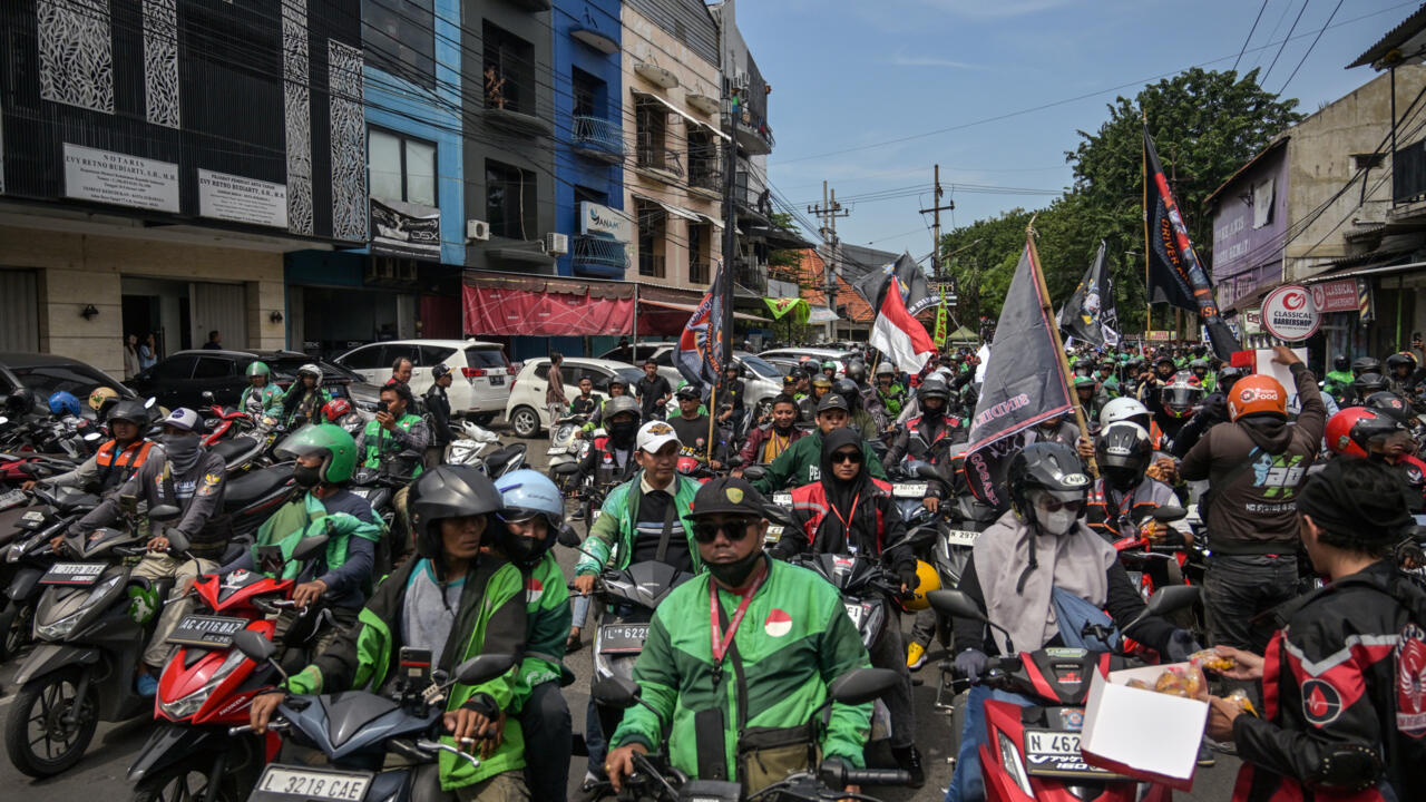 Kiếm được 200k/ngày mà phải "cắt máu" đến 20%: Chạy cho Grab, Gojek ở đây không như là mơ - Ảnh 1.