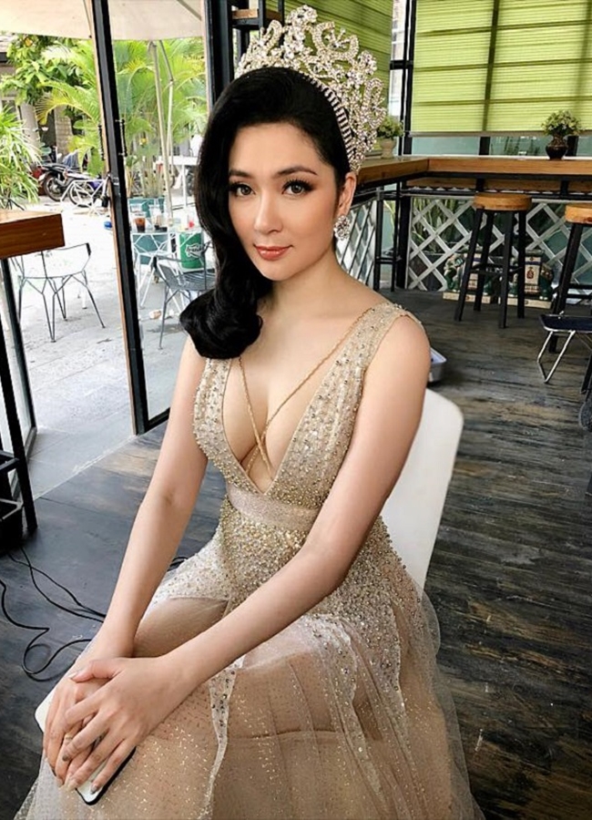 Ba Hoa hậu chọn "ở ẩn" làm mẹ sau đăng quang: Người thấy có lỗi với con, người thú nhận "đuối sức" - Ảnh 1. Ba Hoa hậu chọn "ở ẩn" làm mẹ sau đăng quang: Người thấy có lỗi với con, người thú nhận "đuối sức" - Ảnh 1.